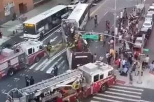  न्यूयॉर्क  में बड़ा हादसा, 80 लोग हुए जख्मी !
